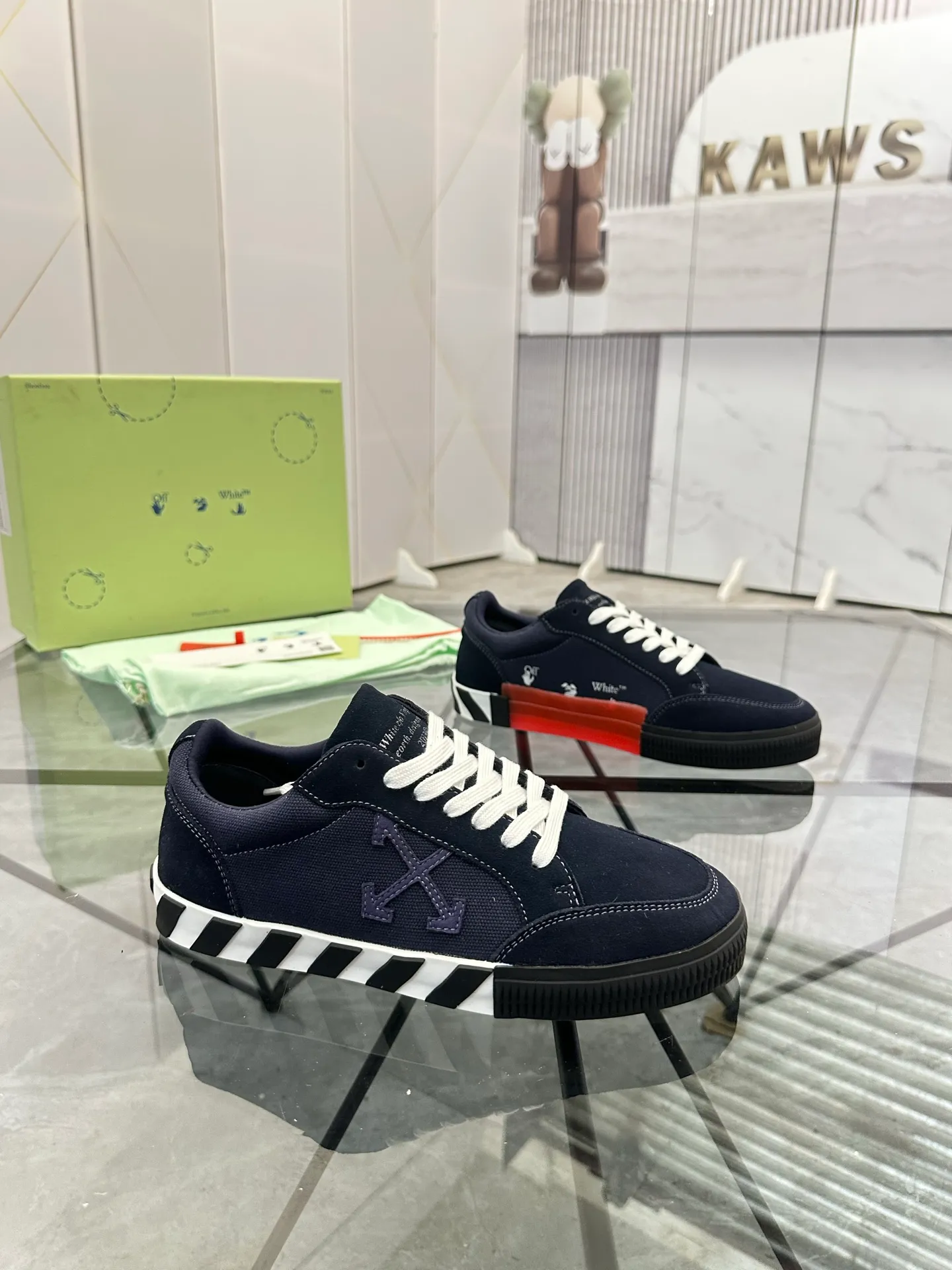 Selling men's shoes 💰: 💰P440¥ Product trademark: OFF WHITE * "OFF WHITE*" low-top casual shoes Regular size: 35-45 (can be customized to 46) Couple style Product materials: imported nubuck leather upper spliced ​​with original fabric, breathable lining, original outsole. No.: H203